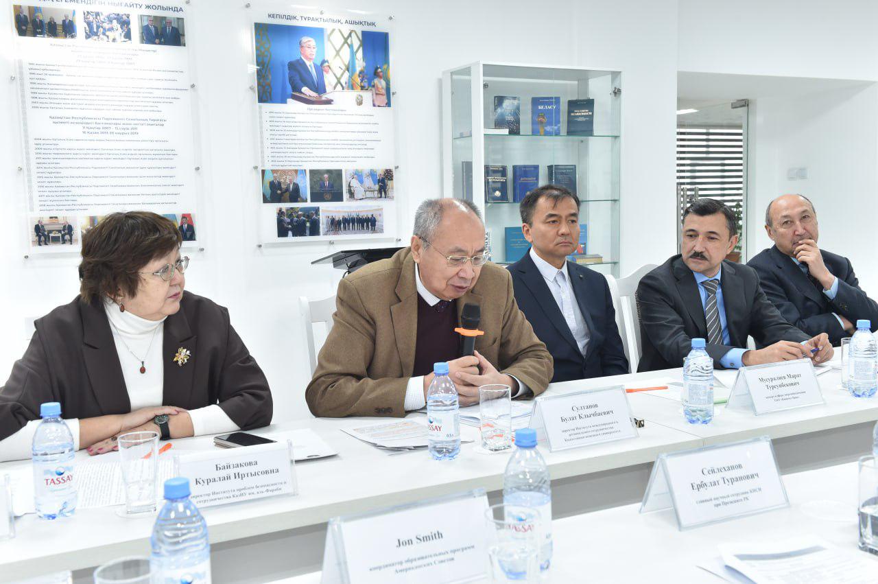 «Посткеңестік мемлекеттердің сыртқы саясатындағы батыс векторы» атты халықаралық ғылыми-тәжірибелік конференция өткізді.